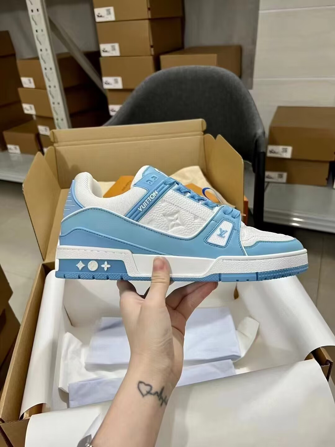 ua l0*is V*t0n lv trainer low white sky blue