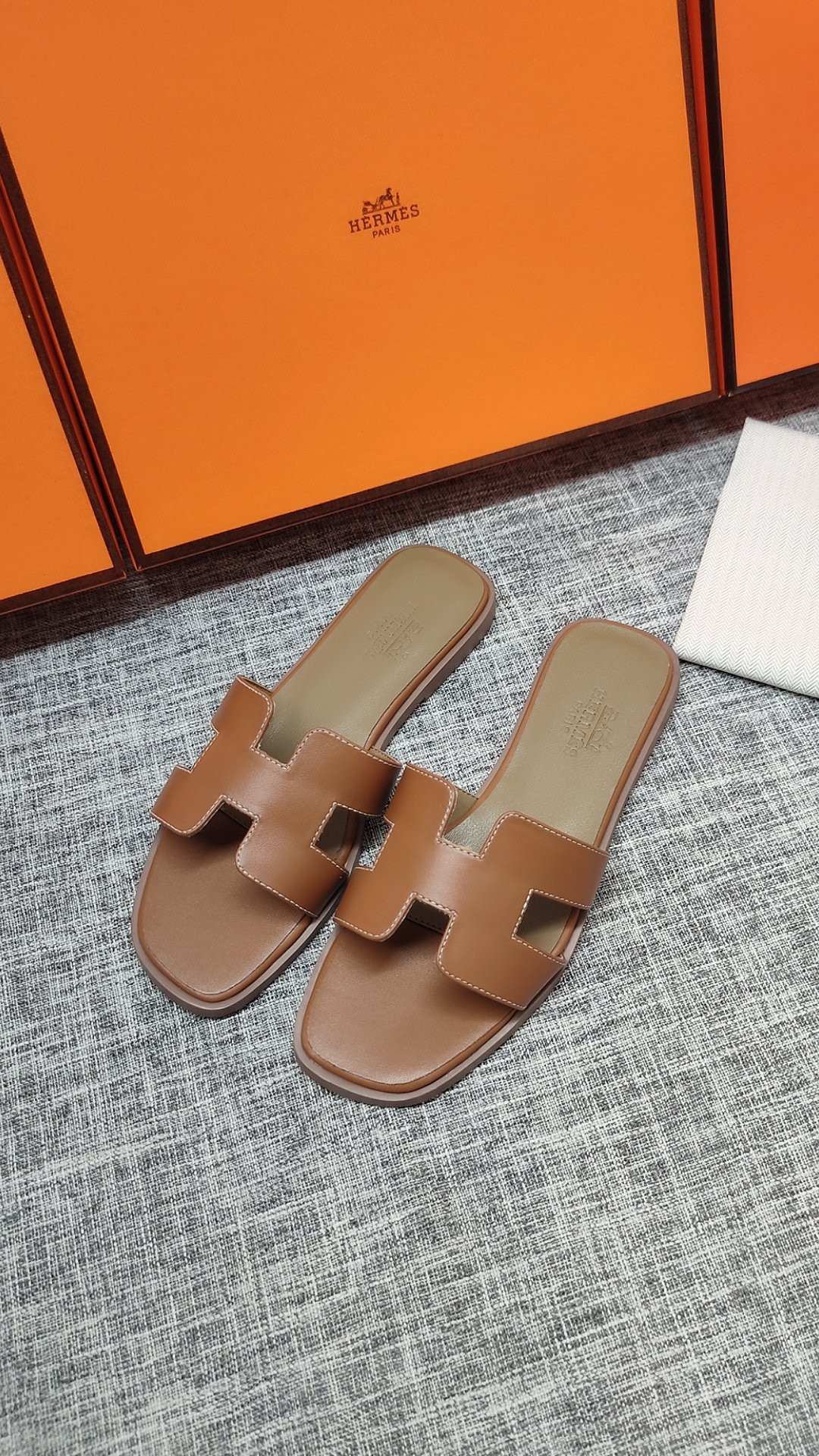 UA Hermès Oran sandal