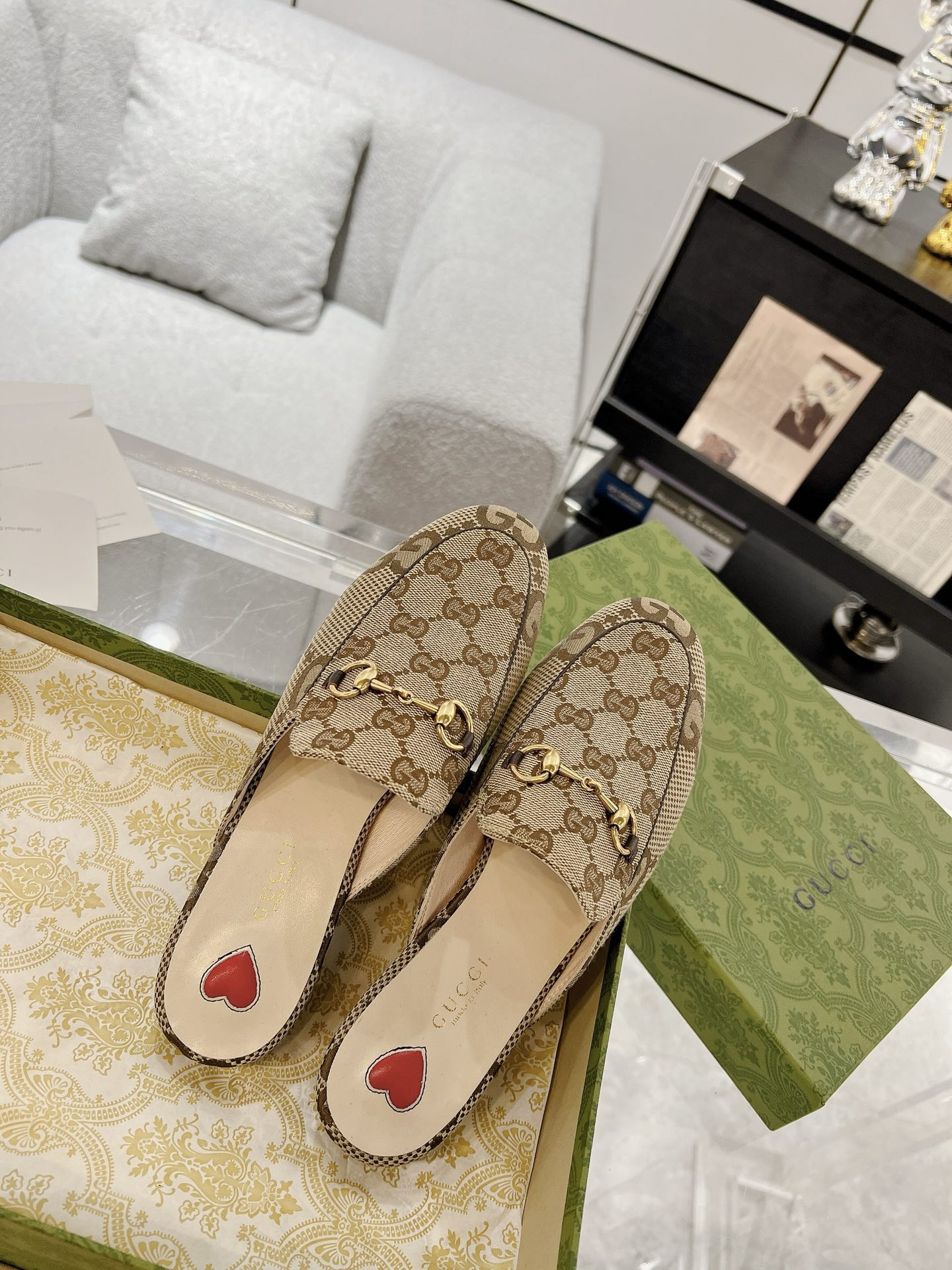 ua G*u*i princetown slipper