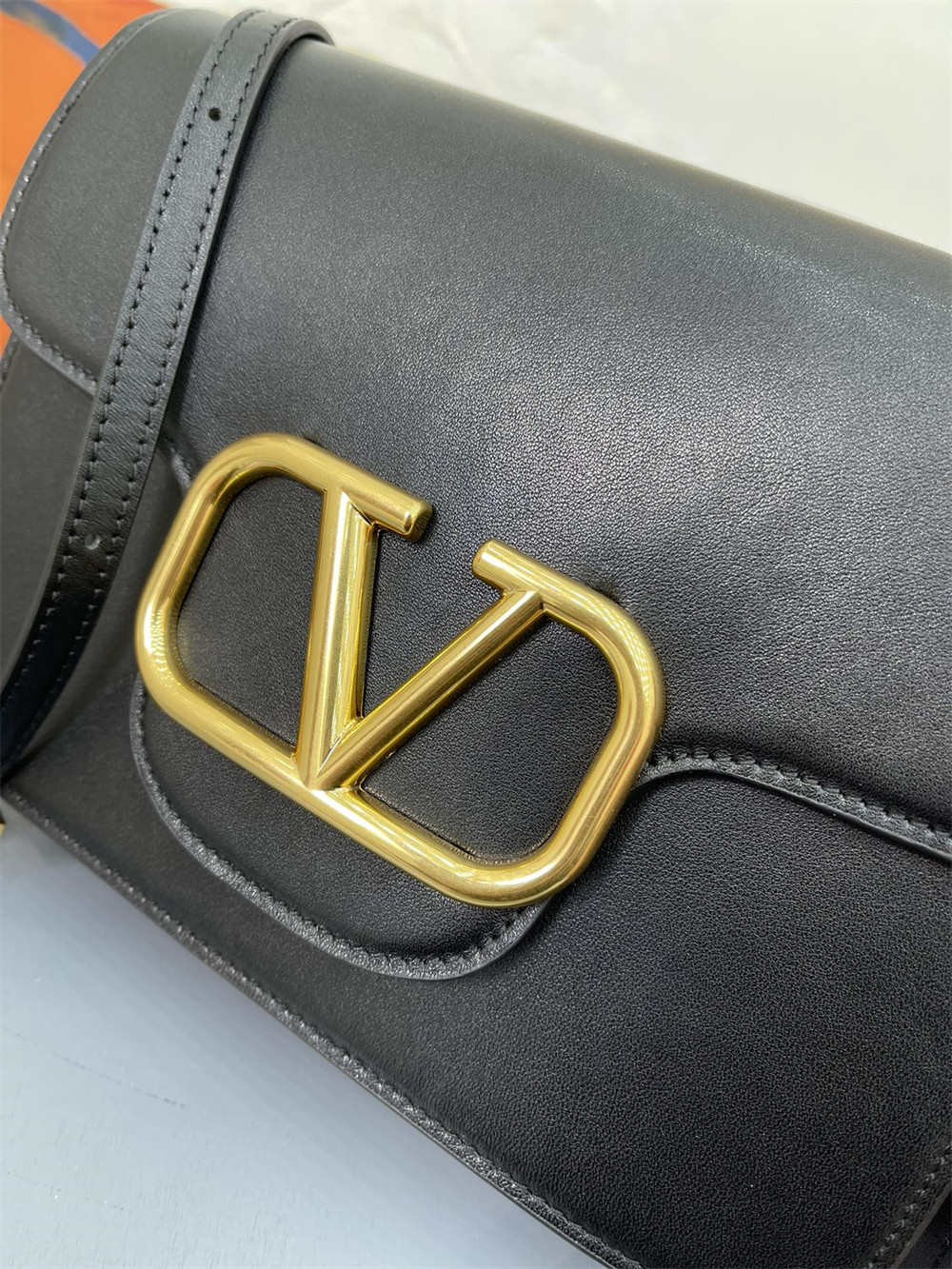 VALENTINO GARAVANI LOCÒ CALFSKIN SHOULDER SMALL BAG BLACK 22 x 16  x 7 cm