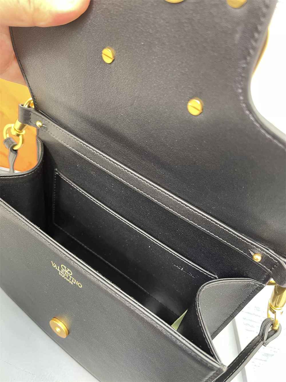 VALENTINO GARAVANI LOCÒ CALFSKIN SHOULDER SMALL BAG BLACK 22 x 16  x 7 cm