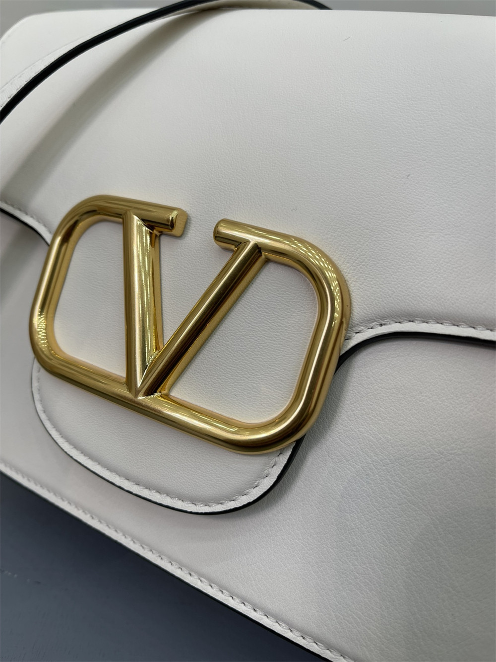 VALENTINO GARAVANI LOCÒ CALFSKIN SHOULDER Small BAG 22 x 16  x 7 cm