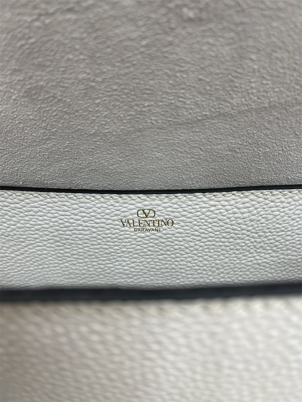 VALENTINO GARAVANI ALLTIME GRAINY CALFSKIN SHOULDER BAG IVORY 23.5x18X8cm