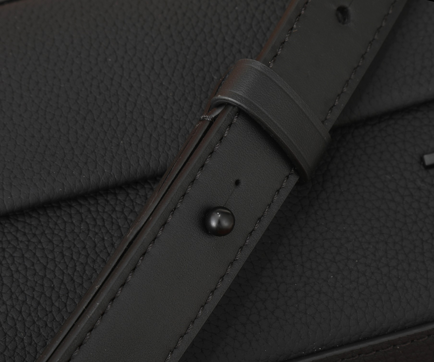 LV Pilot Wearable Wallet M83563 7.9 x 4.7 x 2.2 in