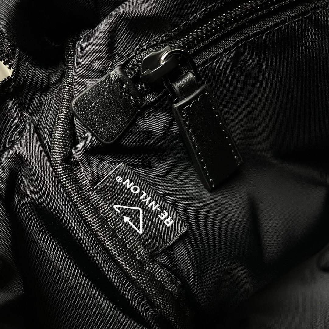 Pra*a re-nylon x leather shoulder bag 23x29x15cm