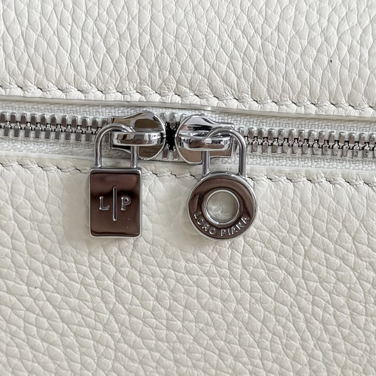 L**o p*ana extra pocket l19 grained calfskin 11 x 19 x 6.5 cm