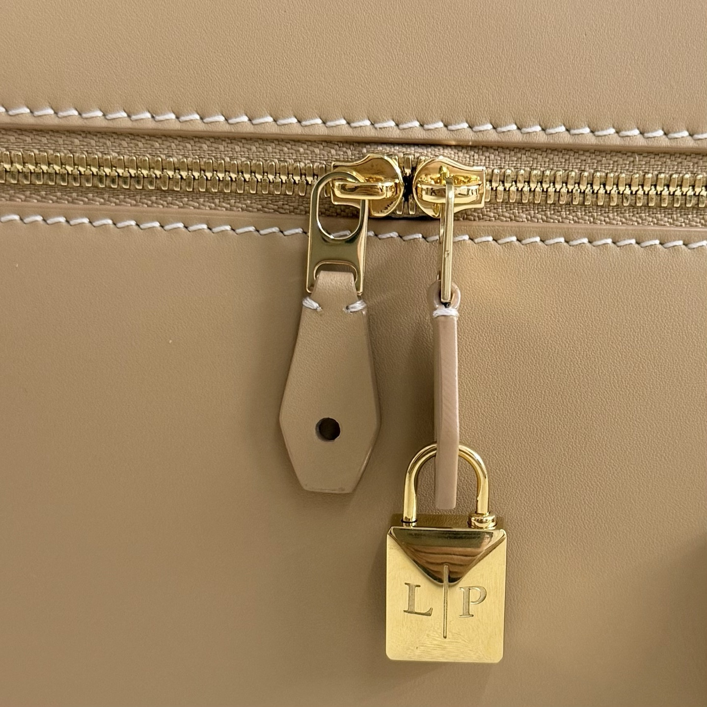 L**o p*ana extra pocket l27 calfskin 16x27x10cm